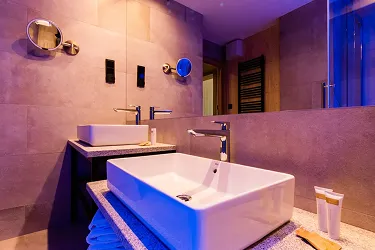 Zahrada a relaxační zóna s lehátky v hotelu Zalesie Mazury